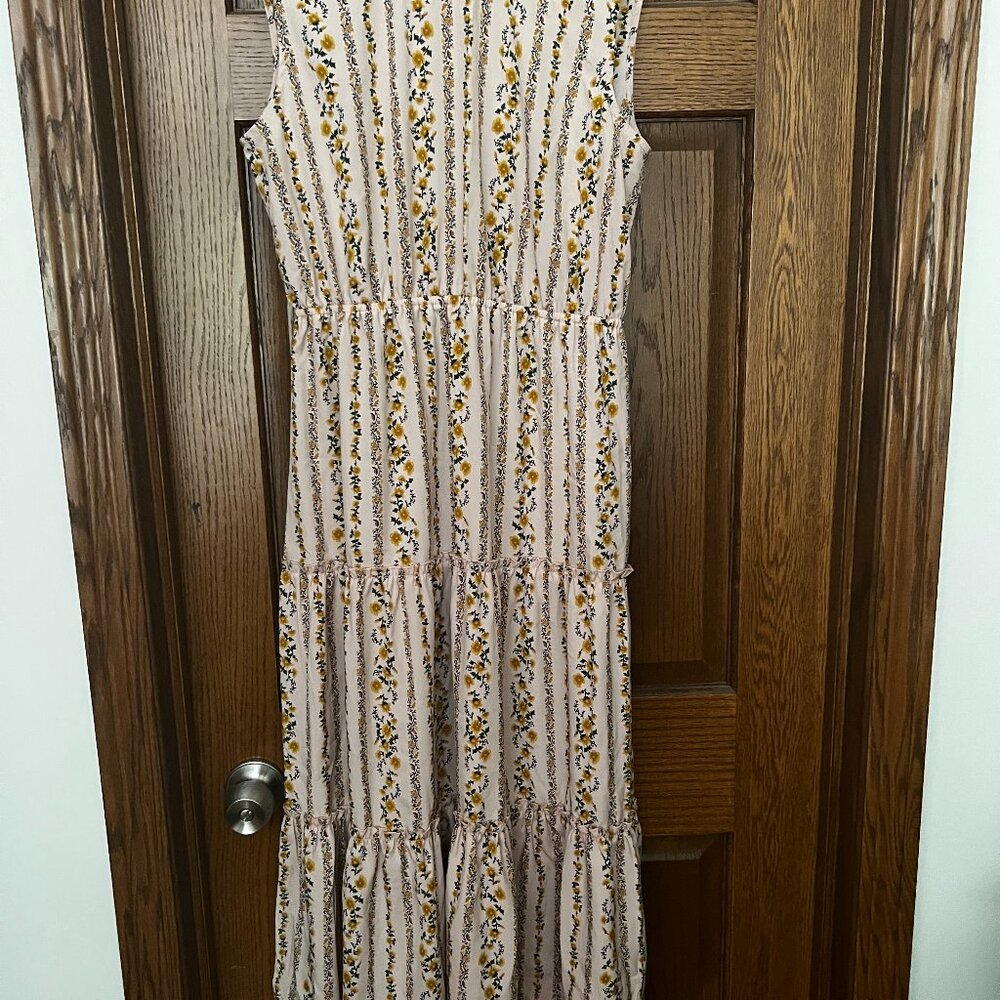 Sleevess dress. Light pink with striped floral pattern.